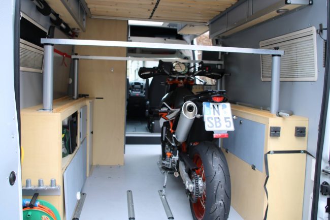 Über den Motorrädern im Laderaum werden die Auflageschienen des Hubbetts durch Eckpfosten abgesichert.