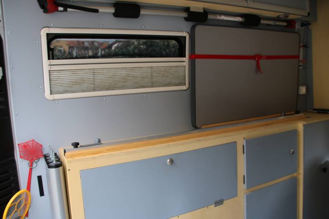 Seitenschränke über den Radkästen, große Seitenfenster und ein Platz für den Klapptisch.