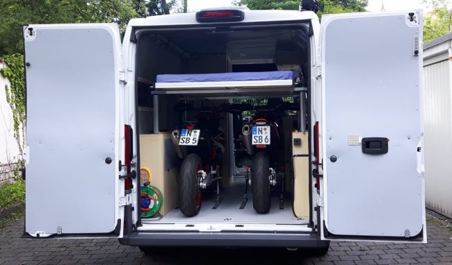 Die beiden KTM 690 sm im Pärchen an Bord des Ducato Wohnmobils.