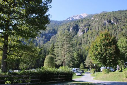 Der Schluga Seecamping Presseggersee im Gailtal inmitten der Berge und Wälder