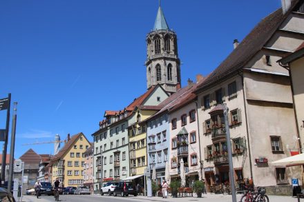 Die Hauptstraße durch Rottweil mit dem Turm der Kapellenkirche