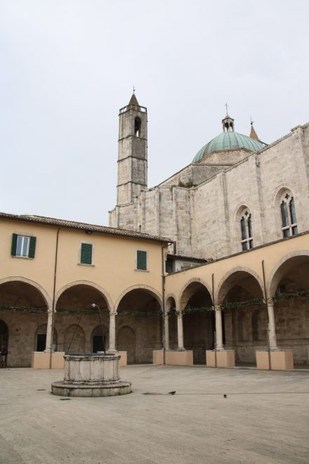 Hinter der Chiesa San Francesco findet sich dieser schöne Innenhof
