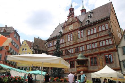 Das alte Rathaus von 1435 mit seiner aufwändig gestalteten Fassade.