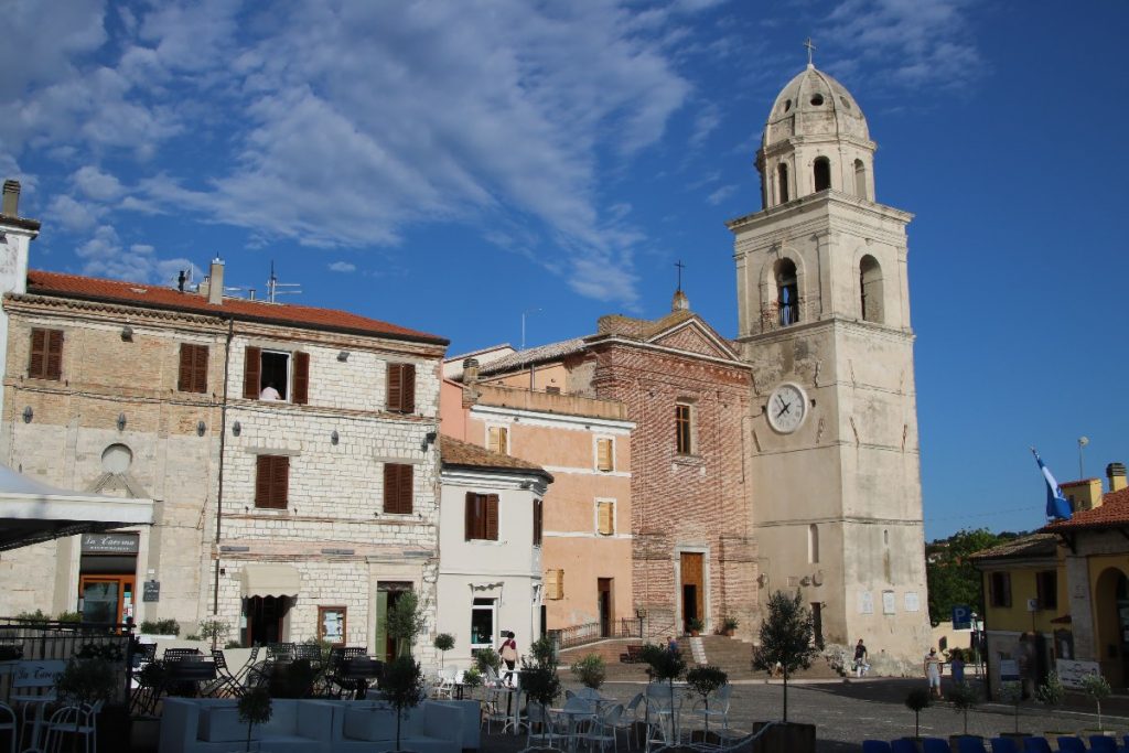Der Turm der Kirche von Sirolo ist von weitem sichtbar