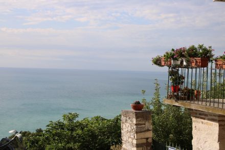Von den Terrassen Sirolos schweift der Blick weit über die türkisfarbene Adria