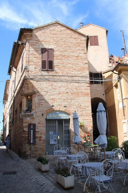 Alte Gebäude, kleine Cafés und hübsche Plätze in Recanati