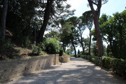 Der große, gepflegte Park der Villa Leopardi ist für die Öffentlichkeit zugänglich