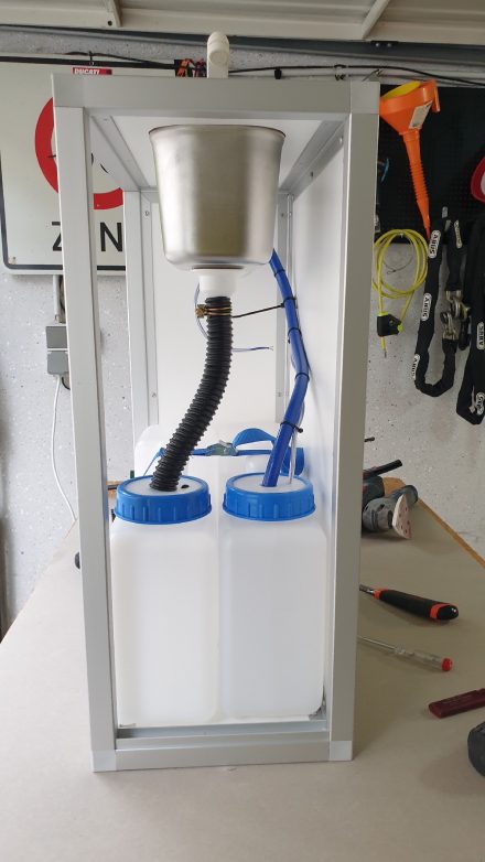 Je 12 Liter Frisch- und Abwasser in leicht handelbaren Kanistern mit direktem Anschluss an das Waschbecken