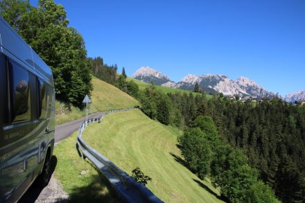 Grüne Wiesen, schroffe Berge und kleine, kurvige Bergstraßen in Südtirol
