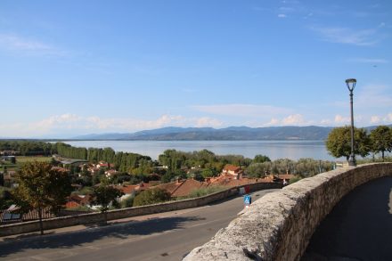Blick von Castiglione über den Lago Trasimeno