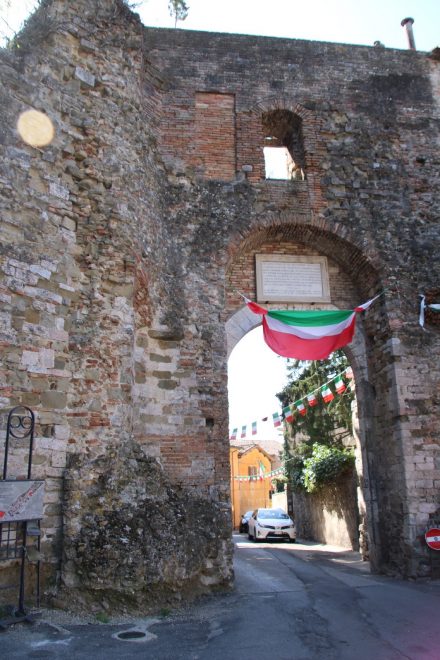 Noch ein altes Stadttor in den historischen Mauern von Perugia