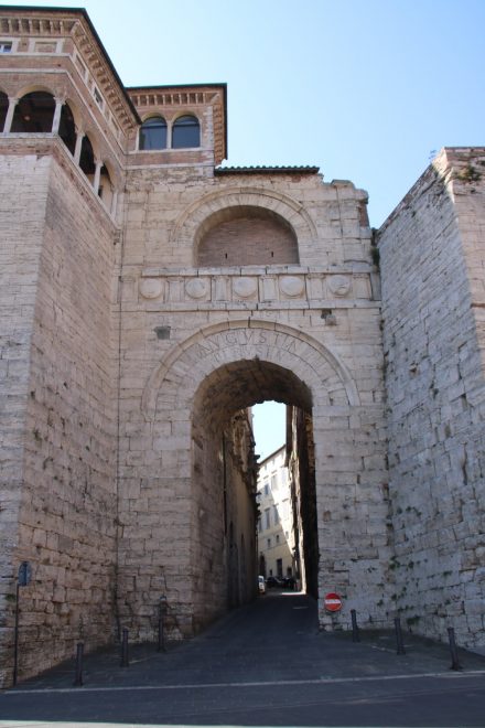 Im dritten Jahrhundert vor Christus wurde das nord-östliche Stadttor in Perugia errichtet