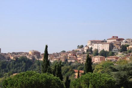 Ein Blick über das am Hügel liegende Perugia in Umbrien