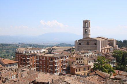 Blick von den Giardini Carducci auf Umbriens größte Kirche die Basilika di San Domenico