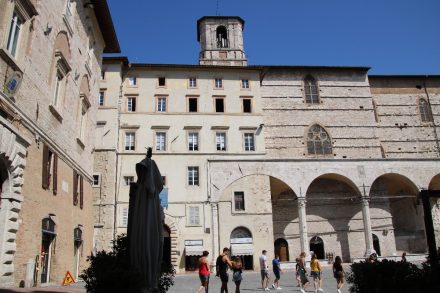 Zwischen der Via die Priori und dem Piazza 4. November liegt die Kirche di San Filippo Neri