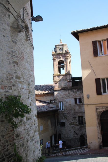 Enge Gässchen, alte Gebäude und malerische Kirchtürme im Herzen von Perugia