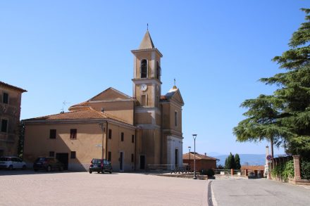 Der Kirchplatz im kleinen Ort Vaiano mit Blick auf den Lago di Chiusi