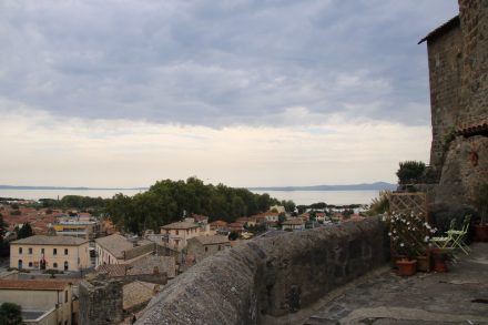 Blick von den Festungsmauern über Bolsena und den See