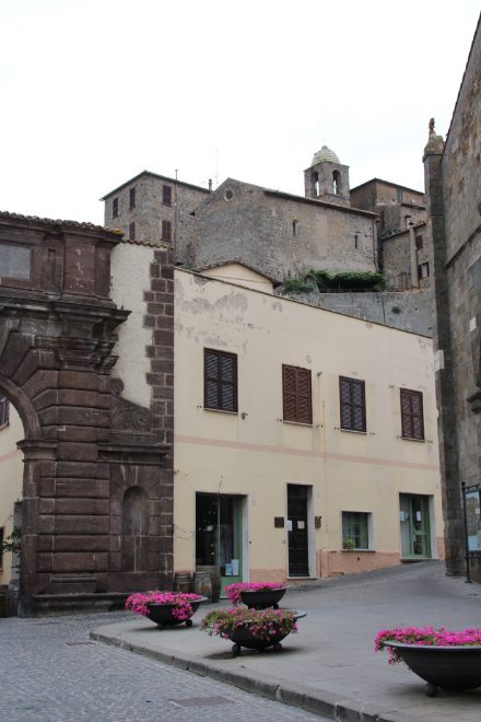 Direkt hinter einem Stadttor beginnt die wunderschöne Altstadt von Bolsena