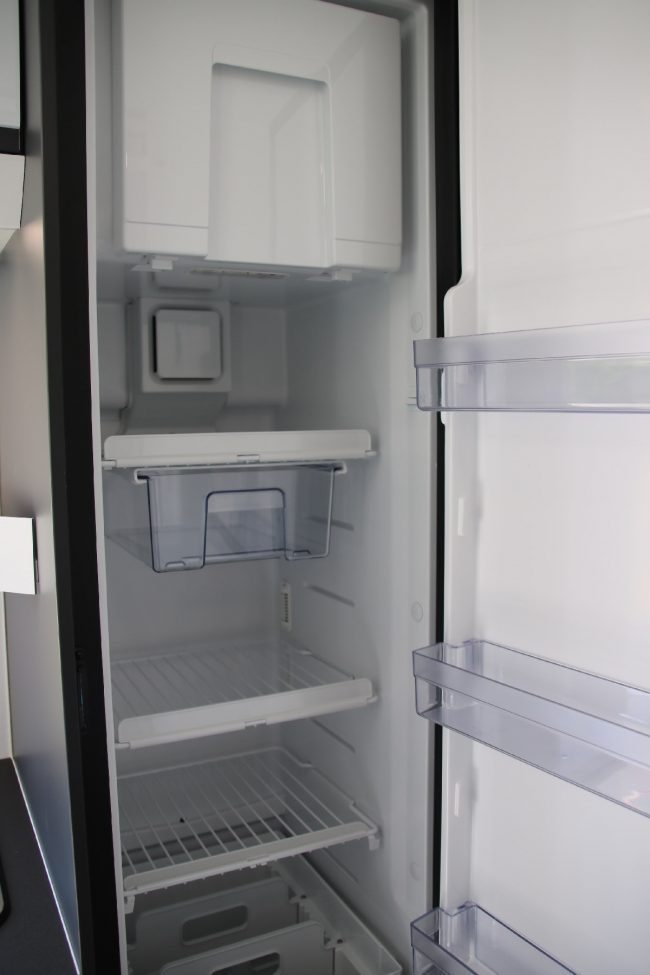 Der 138 Liter, 12 Volt Kompressor-Kühlschrank mit Ausziehkorb und Gefrierfach.