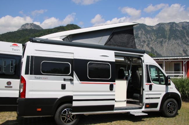 Das 2021 Modell Adria Twin 640 SGX Sports Edition mit elektrischem Hubbett und Aufstelldach für bis zu vier Personen.