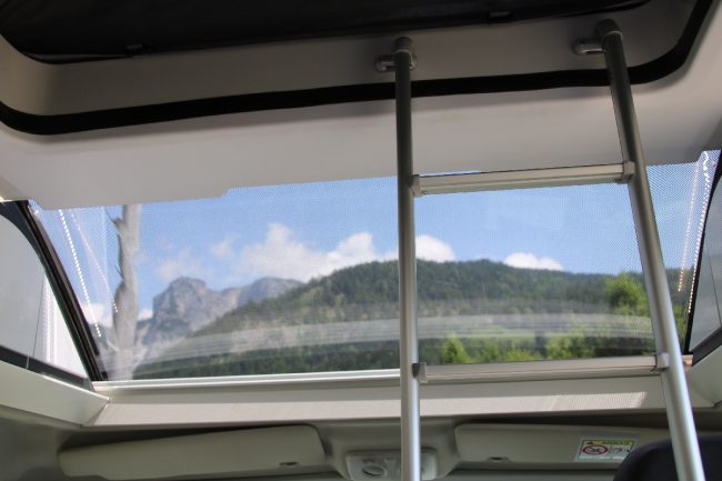 Das großzügige Panoramafenster über dem Fahrerhaus lässt viel Licht in die Kabine.
