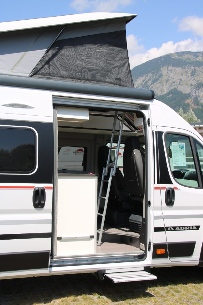 In der hochwertigen Ausstattung sind natürlich Fliegengitter an der großen Schiebetür und allen Fenstern inklusive.