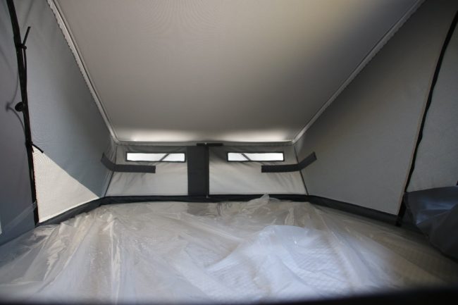 Das Hochdach bietet eine zusätzliche Schlaffläche von 120 x 200 cm.