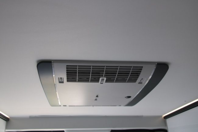 Die Truma Klimaanlage ist über dem Bett im Heck untergebracht.