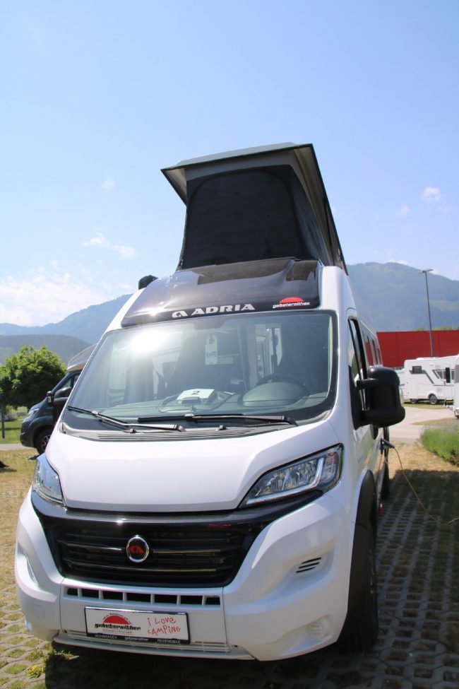 Der Adria Twin 640 SGX Sports Edition bietet Platz für bis zu vier Personen bei kompakten Außenmaßen.