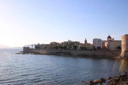 Malerisch zeigt sich die Altstadt von Alghero, einst ein wichtiger Hafen auf Sardinien