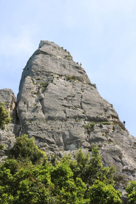 Am Rande der Bucht steht dieser Obelisk, den viele Kletterer erklimmen