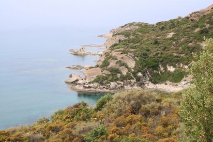 Die schroffe Küstenlinien an der Westküste Sardiniens erinnert an die spanische Atlantikküste