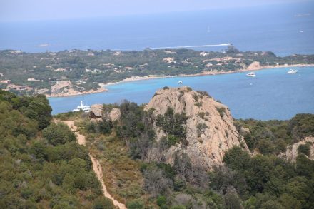 Das türkisfarbene Meer gab der Costa Smeralda auf Sardinien seinen Namen
