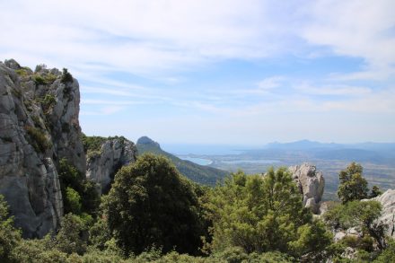 Blick zurück auf die Ostküste Sardiniens in den Bergen von Golgo