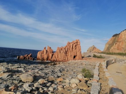Rote und weiße Felsen entlang des Promenadewegs am Hafen von Arbatax
