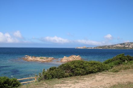 In vielfältigen Blautönen schillert das Meer an der Baia Sardinien