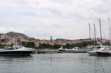 Im Hafen von Porto Rotondo liegt so manche Millionen-Yacht