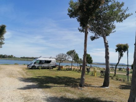 Unser ruhiger Standplatz am Camping Laguna Blu bei Alghero
