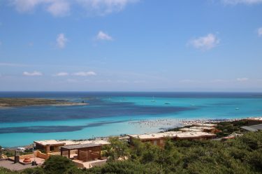 Der berühmte Pelosa Strand auf Sardinien lockt zahlreiche Wochenendgäste