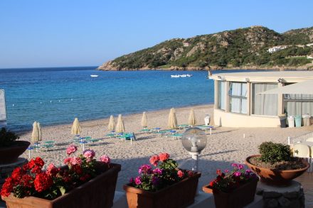 Der kleine, sehr gepflegte Strand von Baia Sardinia
