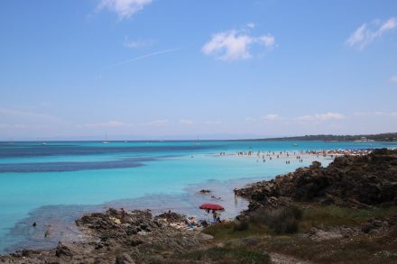 Die unglaublichen Farben am Spiaggia Pelosa sind oft Kulisse für Fotoaufnahmen
