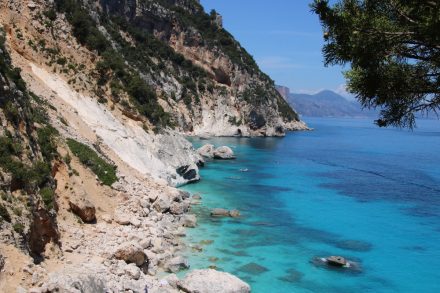 Unglaublich intensive Farben machen die Cala Goloritze zur schönsten Bucht Sardiniens