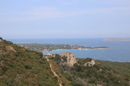 Blick über die Baia Sardinien und Capo d'Orso