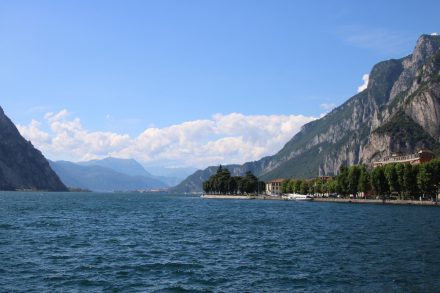 Der Comer See mit Uferpromenade und felsigen Bergmassiven