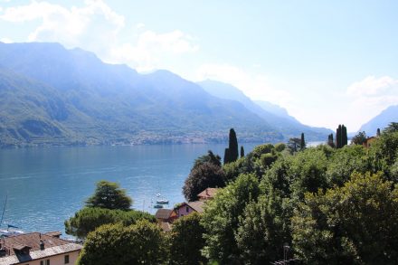 Der Lago die Lecco entlang der Halbinsel
