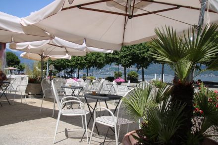 Cafés und Restaurants säumen den Hauptplatz von Colico