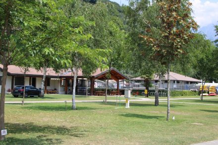Der Camping La Riva in Sorico grenzt direkt an den Comer See