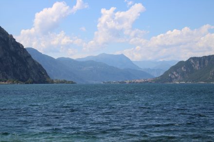 Die tiefblauen Fluten des Lago di Lecco, Seitenarm des Comer Sees
