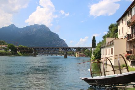 Drei Brücken führen über den Lago di Lecco in die Stadt